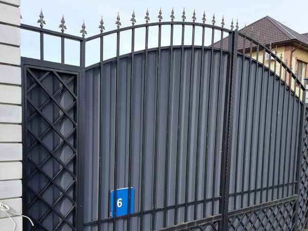 Ворота на профильном листе